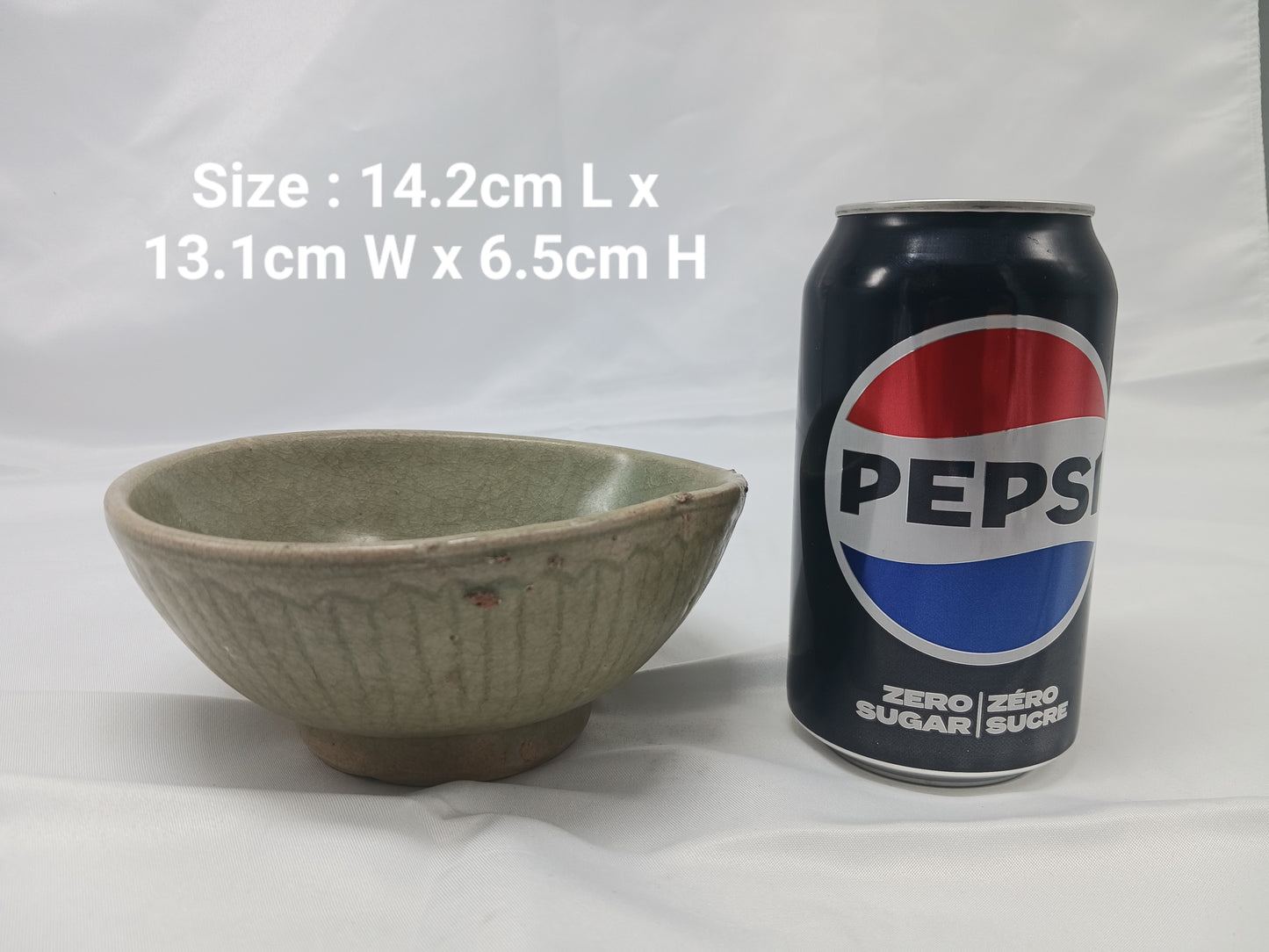 元代龍泉窑青釉菊瓣紋瓷碗 ( 2404003 )