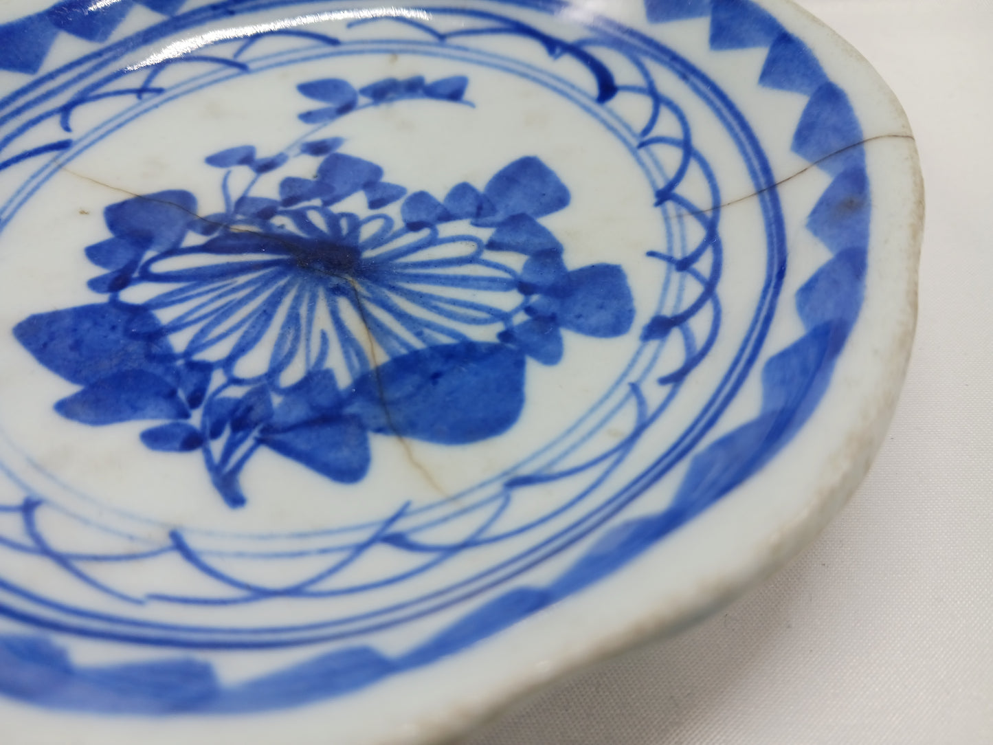 Blue and white flower twisted small porcelain bowl and small porcelain plate (2404008)