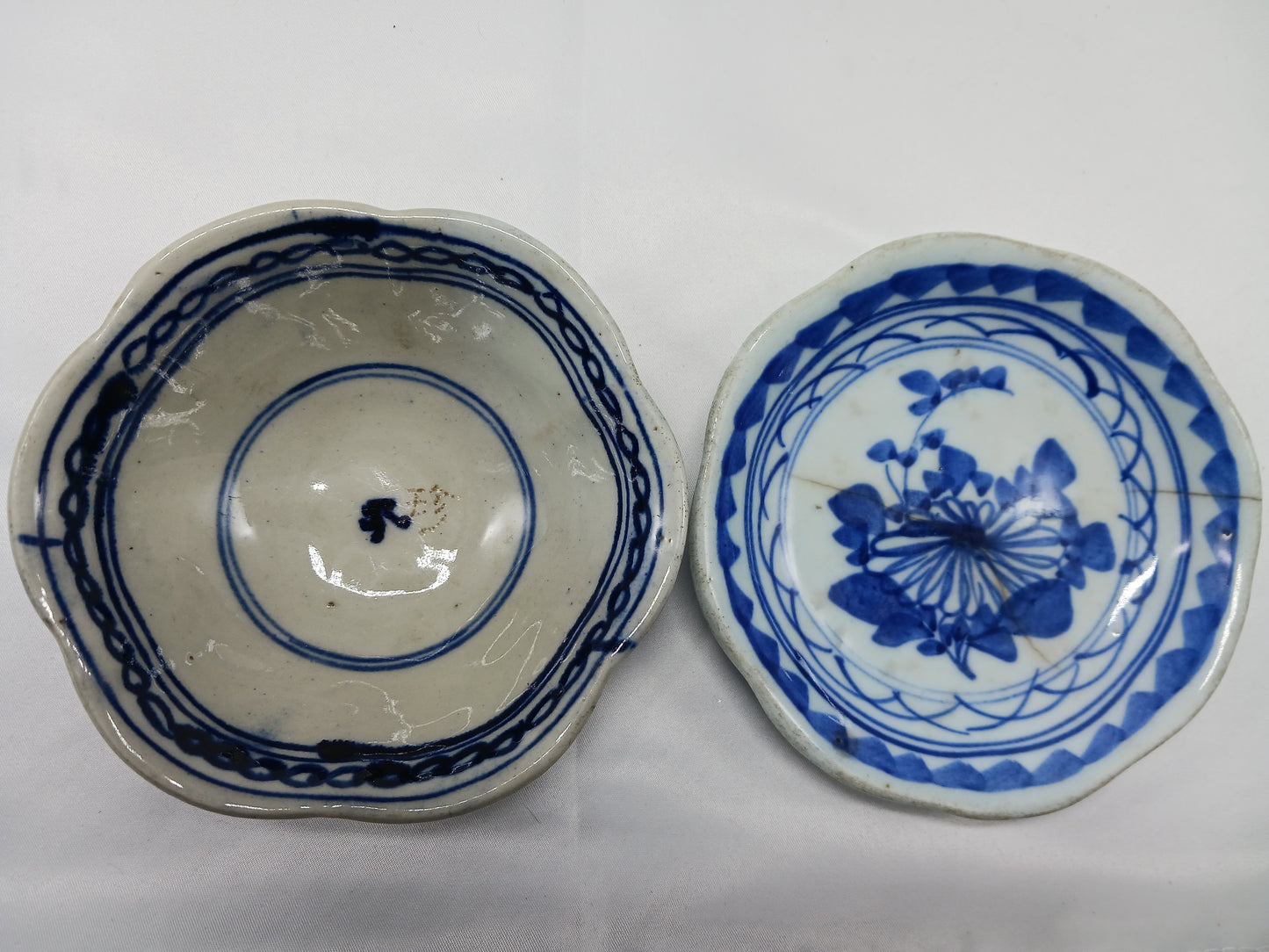 Blue and white flower twisted small porcelain bowl and small porcelain plate (2404008)