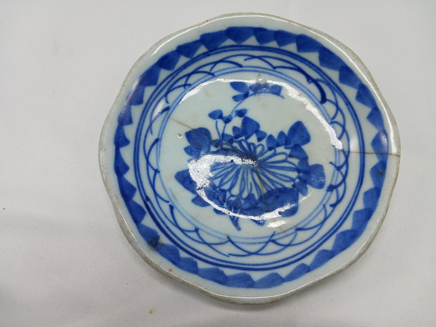 Blue and white flower twisted small porcelain bowl and small porcelain plate (2404008)