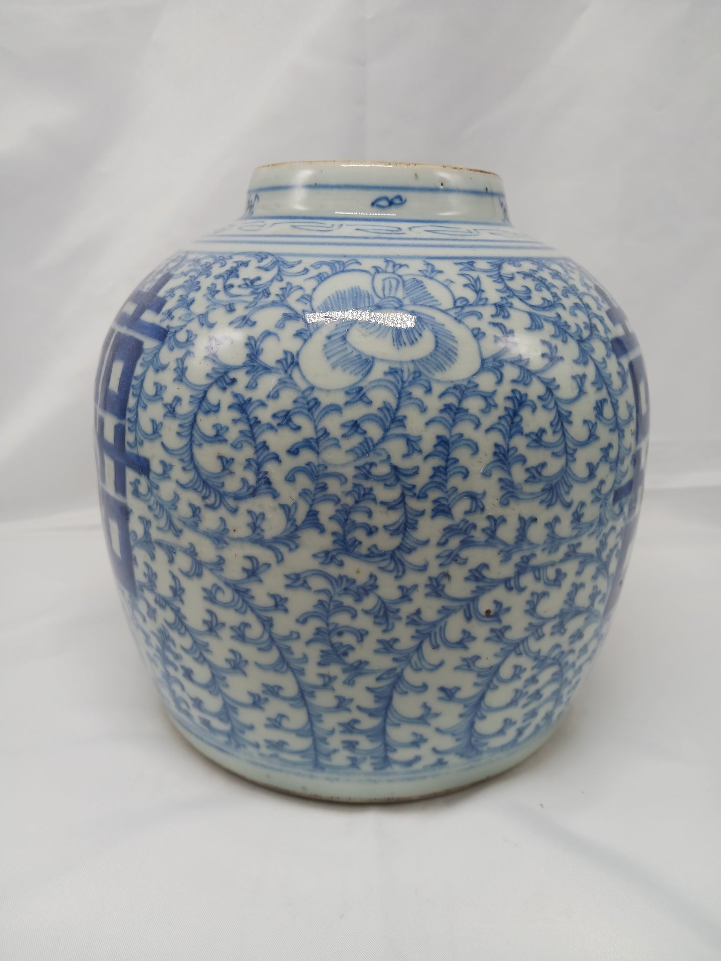 Mid-late Qing Dynasty blue and white lotus-shaped jar with the word "happy" (2404013)