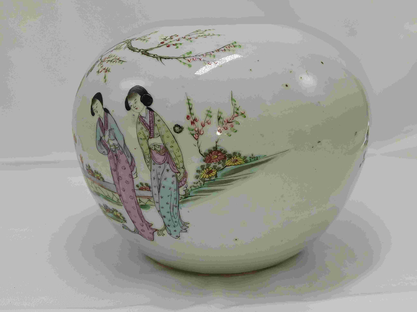 Republic of China bean green glaze light color garden lady jar 1912-1949 (2406092)