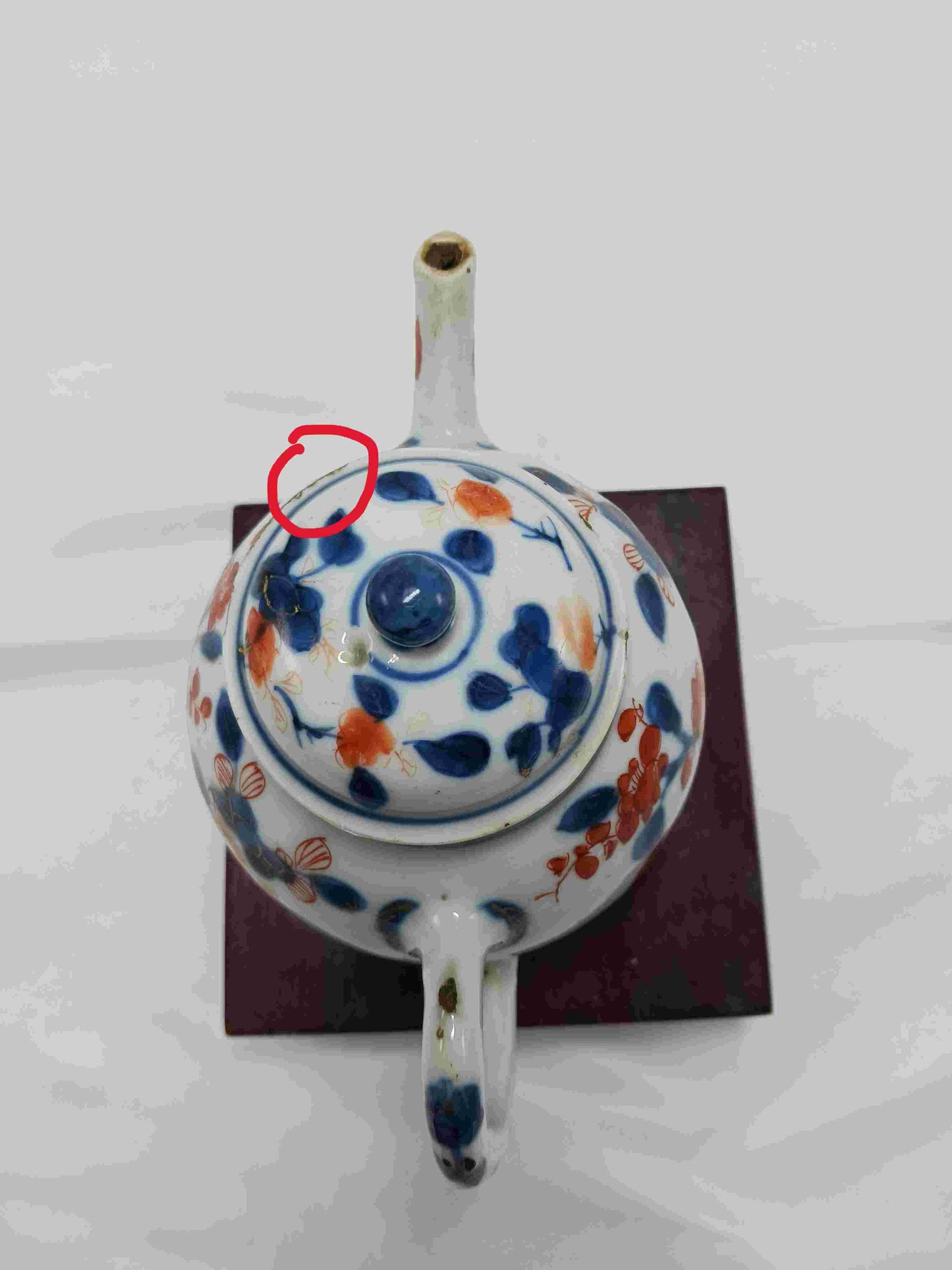 清代康熙青花描金礬紅彩(中式伊萬里)洞石花卉紋茶壺 1662-1722年 ( 2406100 )