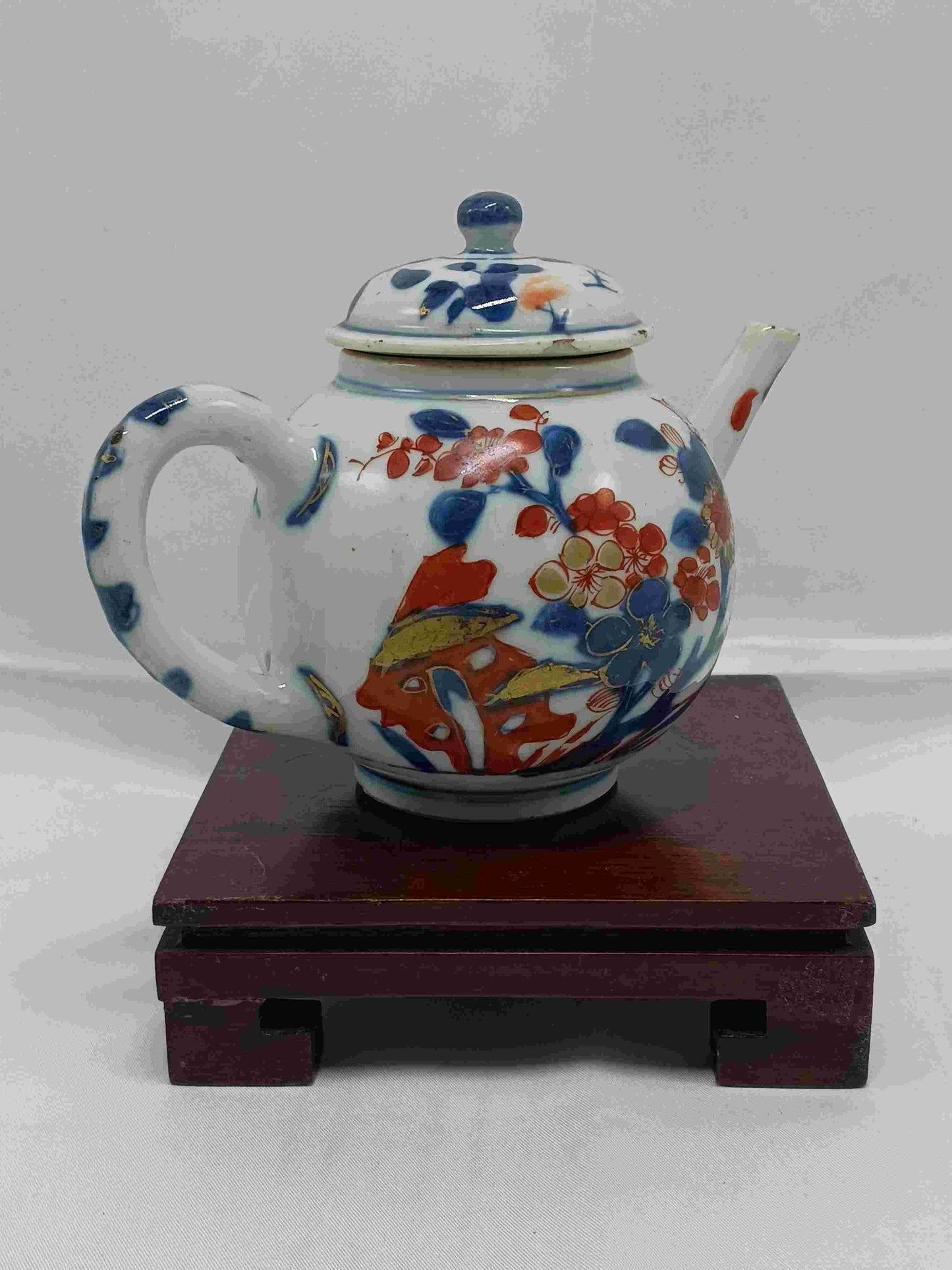 清代康熙青花描金礬紅彩(中式伊萬里)洞石花卉紋茶壺 1662-1722年 ( 2406100 )