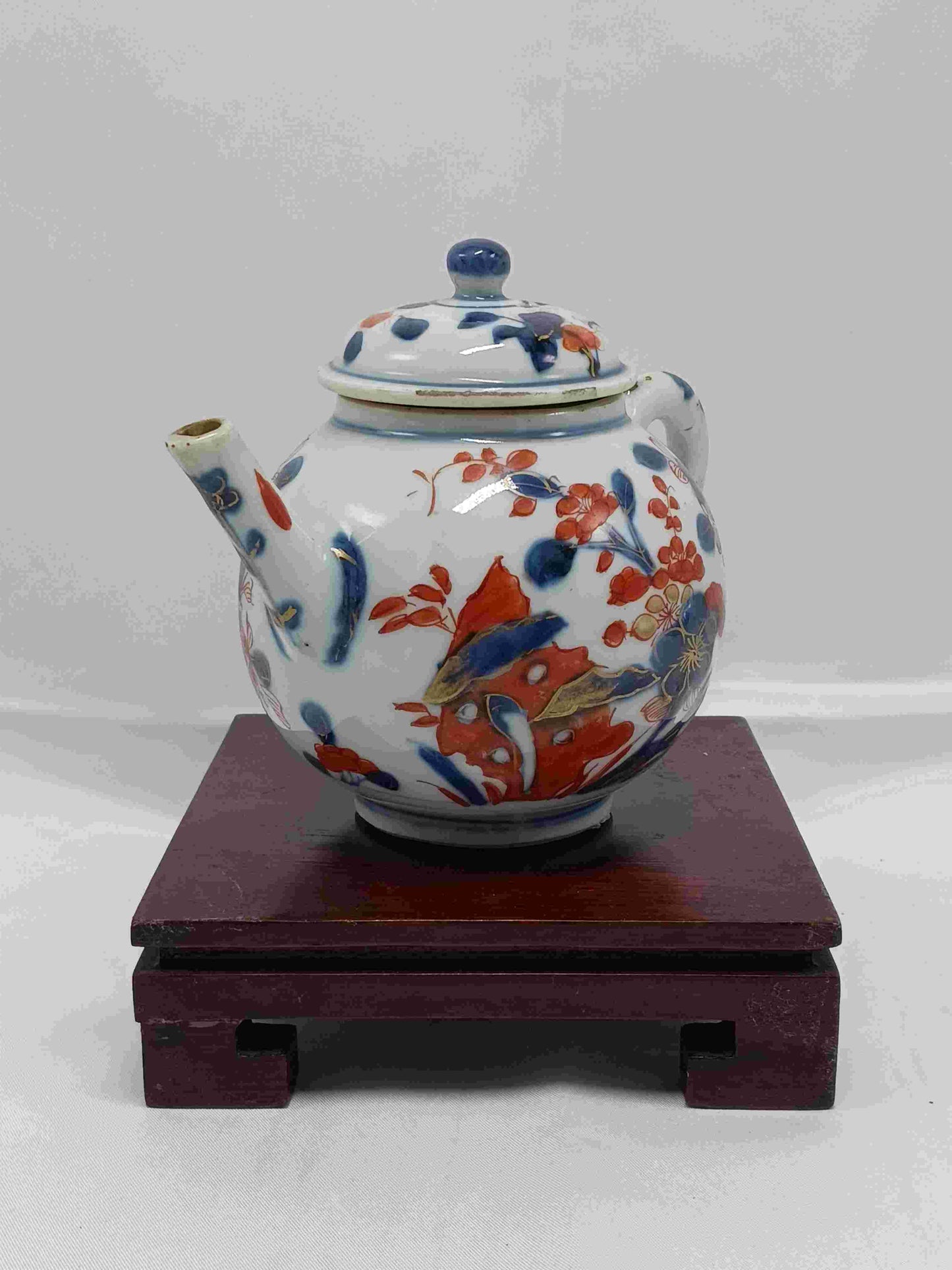 清代康熙青花描金礬紅彩(中式伊萬里)洞石花卉紋茶壺 1662-1722年 ( 2406100 )