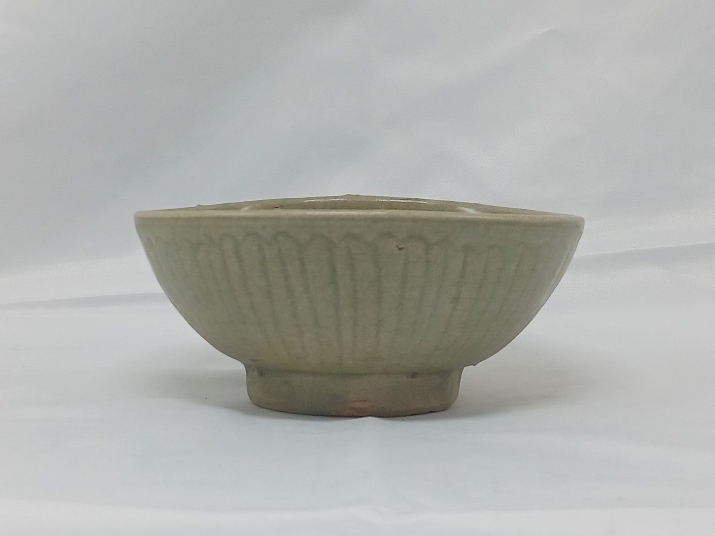 Yuan Dynasty Longquan kiln celadon chrysanthemum petal pattern porcelain bowl (2404003)