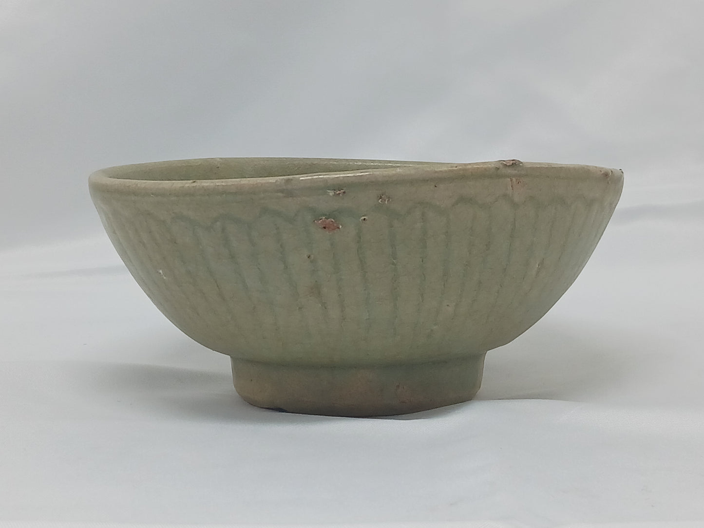 Yuan Dynasty Longquan kiln celadon chrysanthemum petal pattern porcelain bowl (2404003)