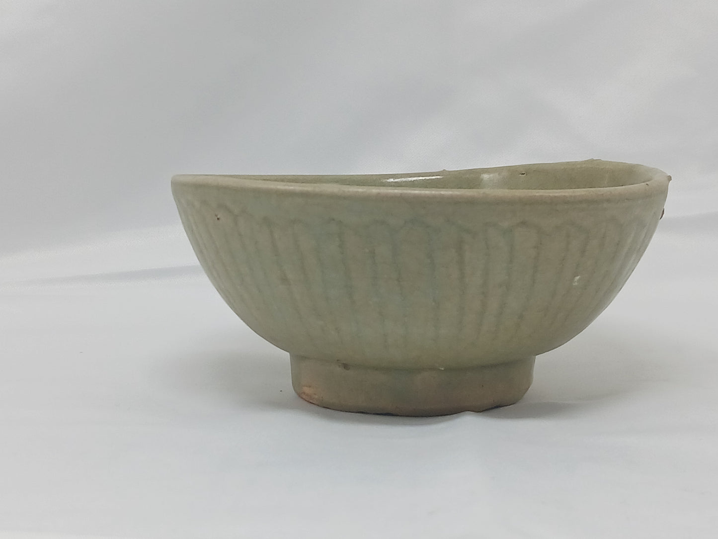 Yuan Dynasty Longquan kiln celadon chrysanthemum petal pattern porcelain bowl (2404003)