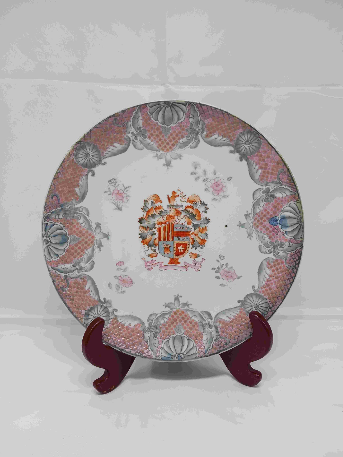 Qing Dynasty Guangcai heraldic porcelain plate 1644-1911 (2404063)