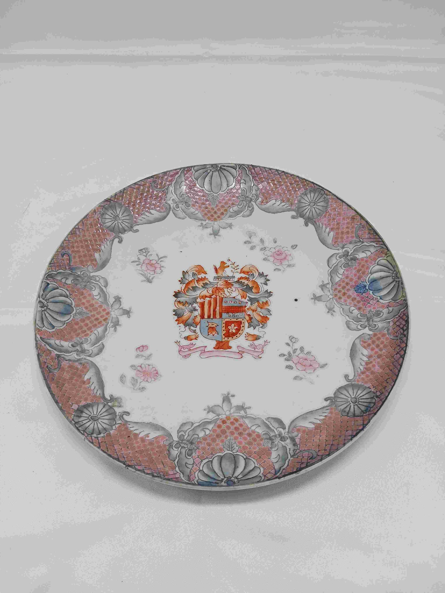 Qing Dynasty Guangcai heraldic porcelain plate 1644-1911 (2404063)