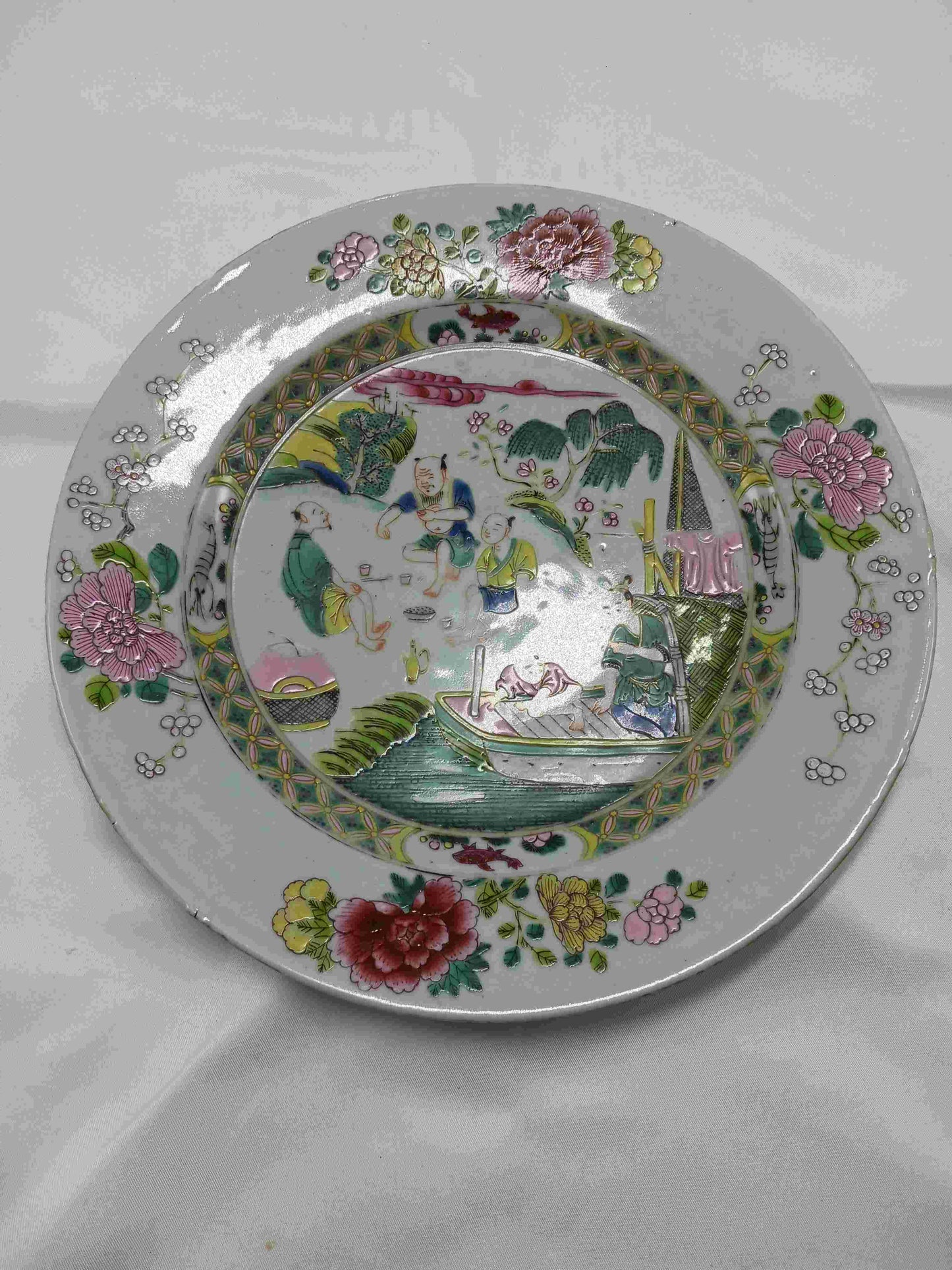 Qing Dynasty Yongzheng famille rose fish house plate, 1722-1735 (2406080)