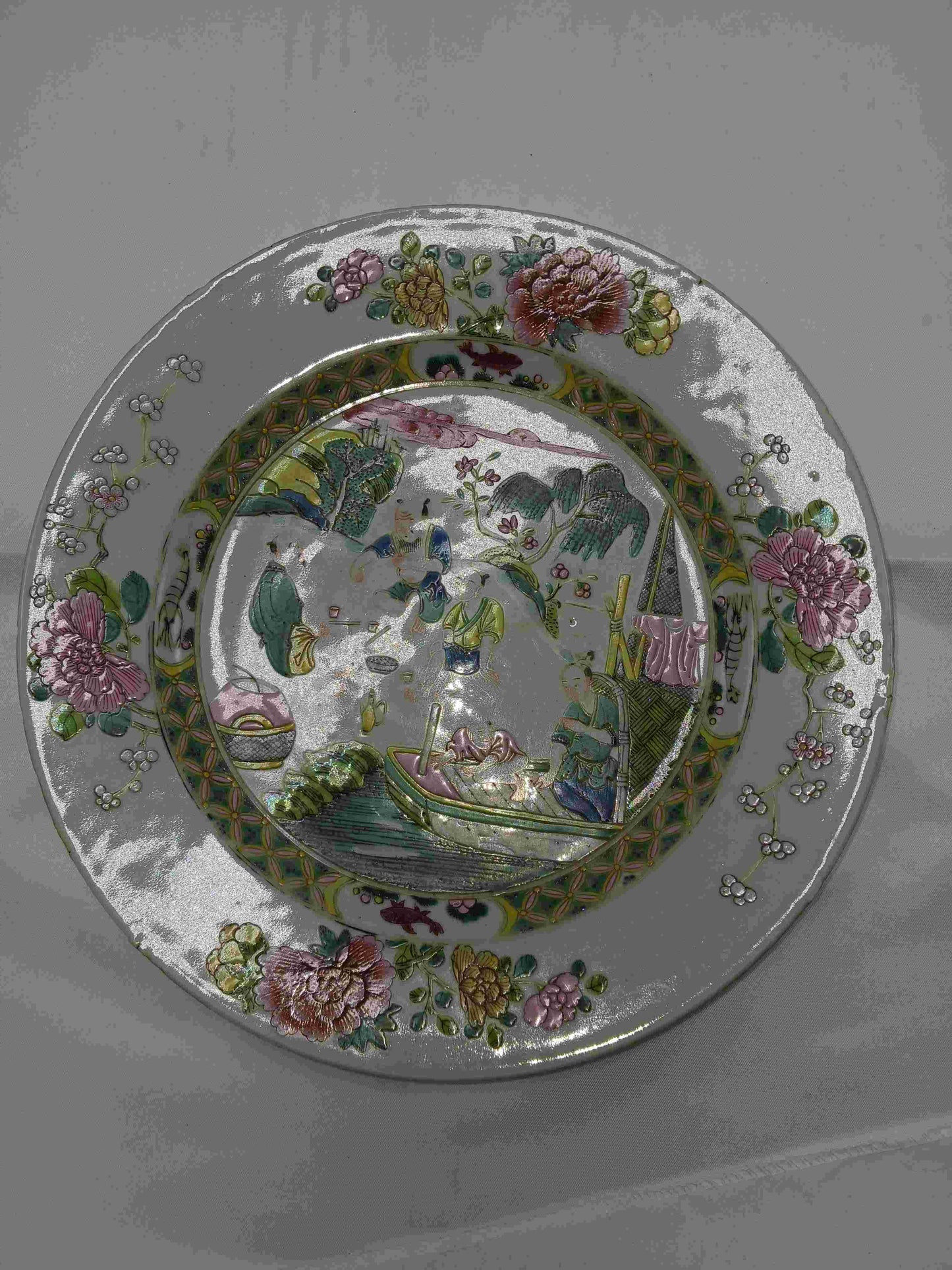 Qing Dynasty Yongzheng famille rose fish house plate, 1722-1735 (2406080)