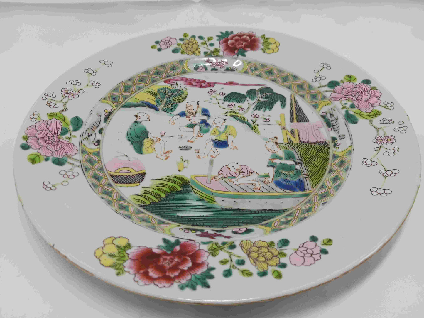 Qing Dynasty Yongzheng famille rose fish house plate, 1722-1735 (2406080)