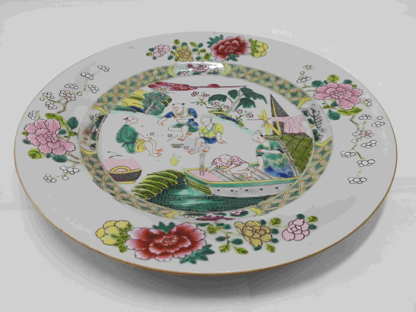 Qing Dynasty Yongzheng famille rose fish house plate, 1722-1735 (2406080)