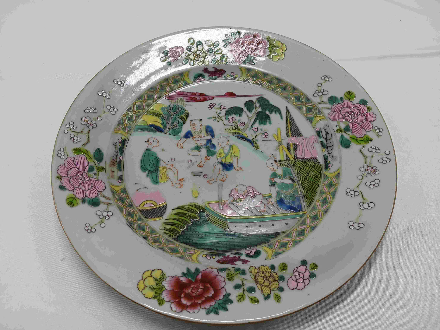 Qing Dynasty Yongzheng famille rose fish house plate, 1722-1735 (2406080)