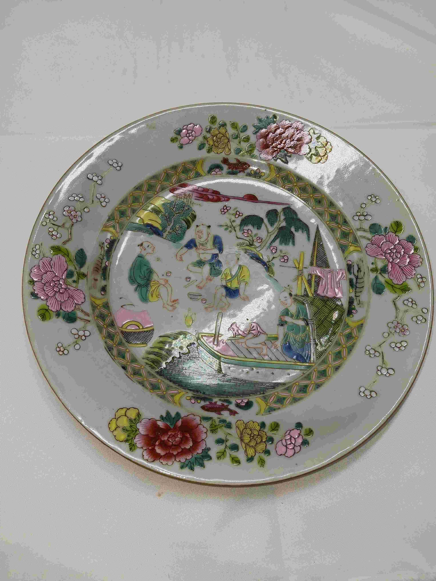 Qing Dynasty Yongzheng famille rose fish house plate, 1722-1735 (2406080)