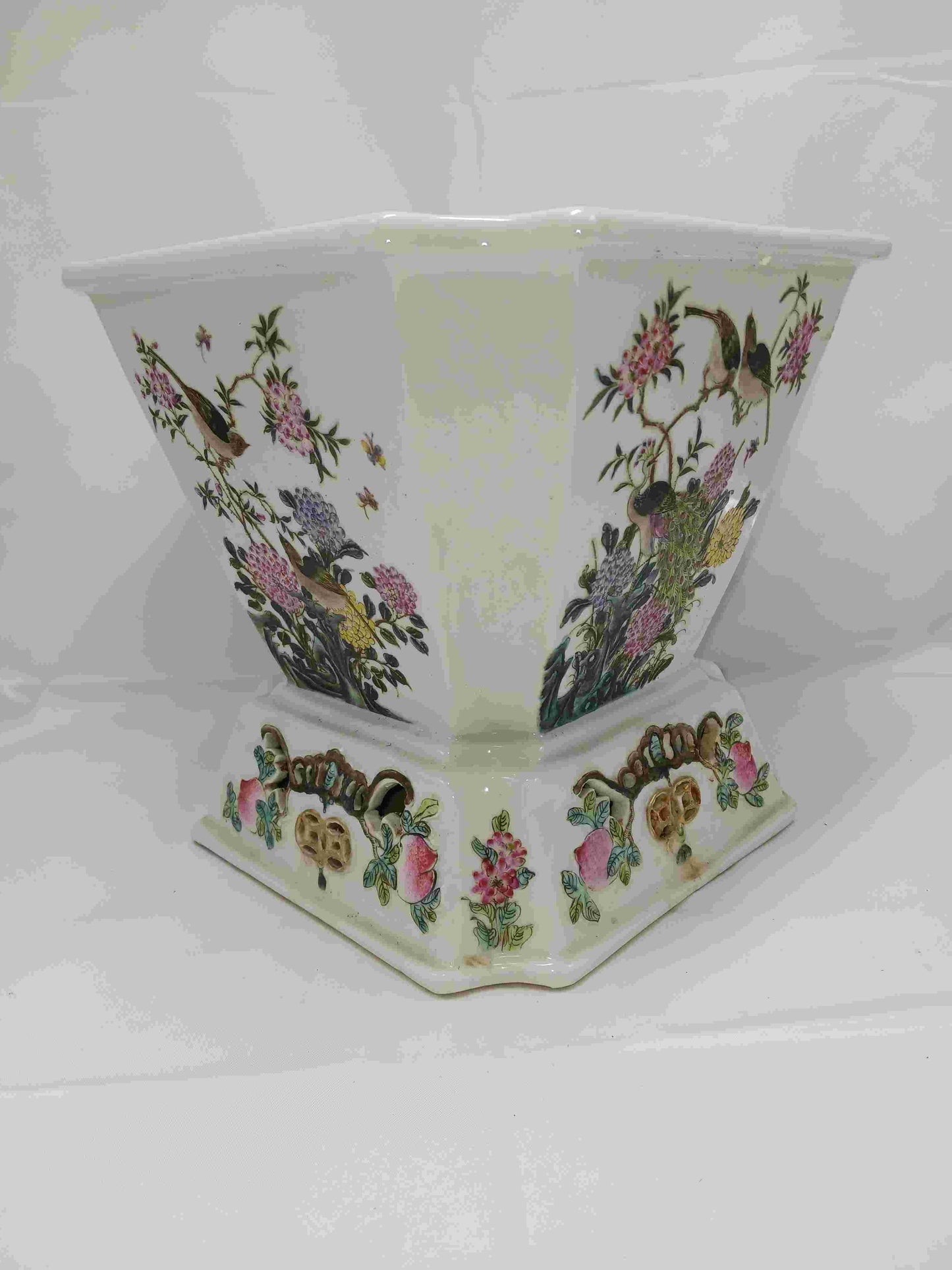 The Republic of China pastel gold flower pot with flower and bird patterns, 1912-1949 (2406095)