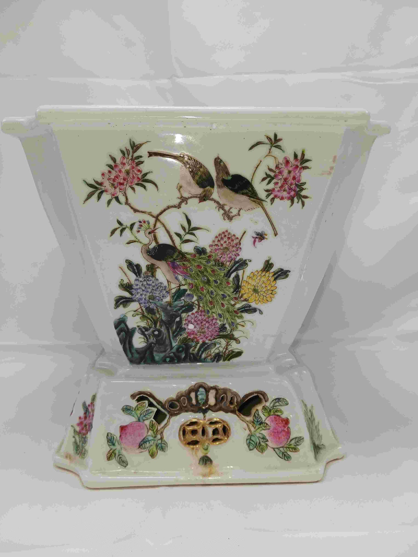 The Republic of China pastel gold flower pot with flower and bird patterns, 1912-1949 (2406095)