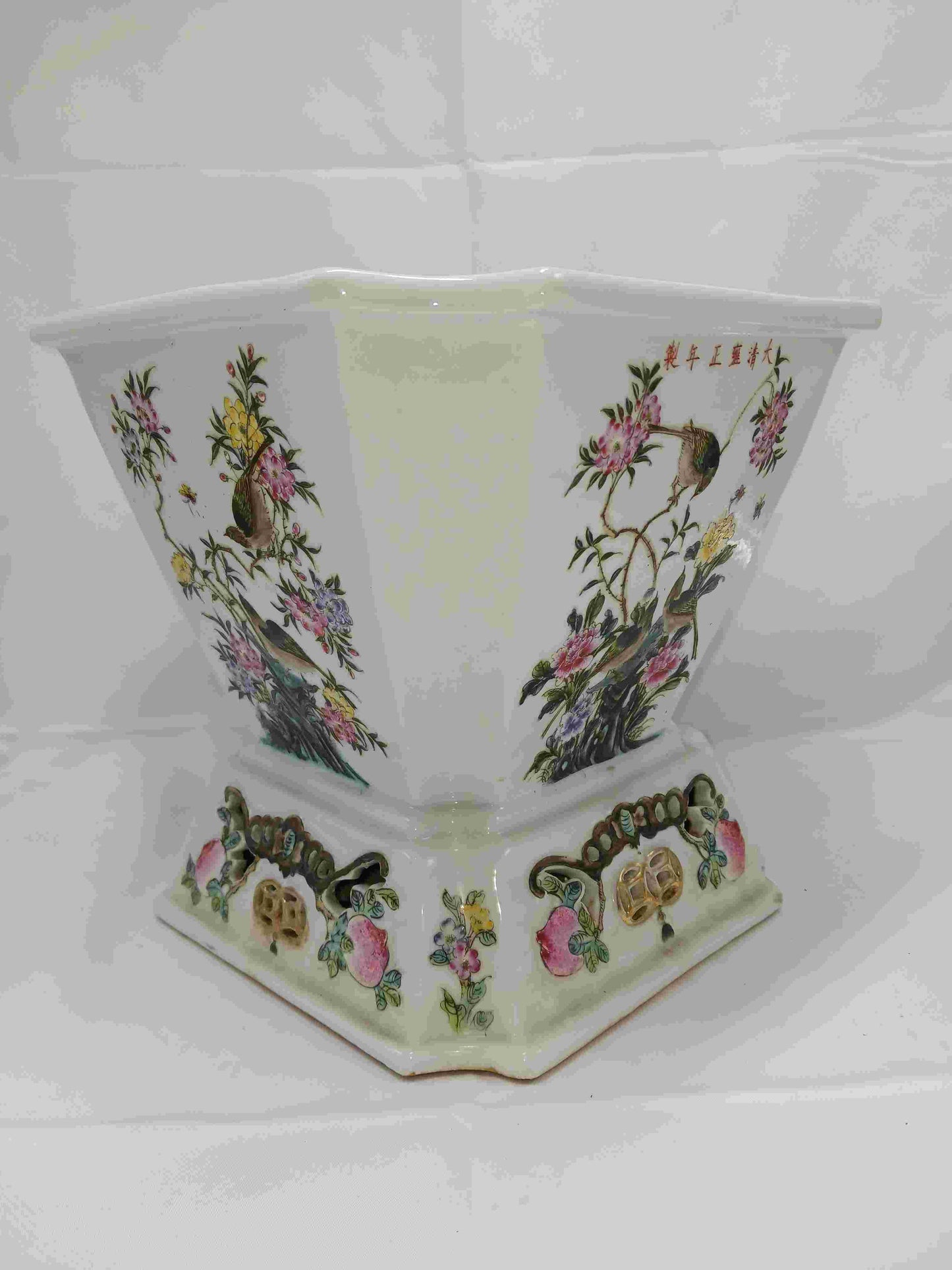 The Republic of China pastel gold flower pot with flower and bird patterns, 1912-1949 (2406095)