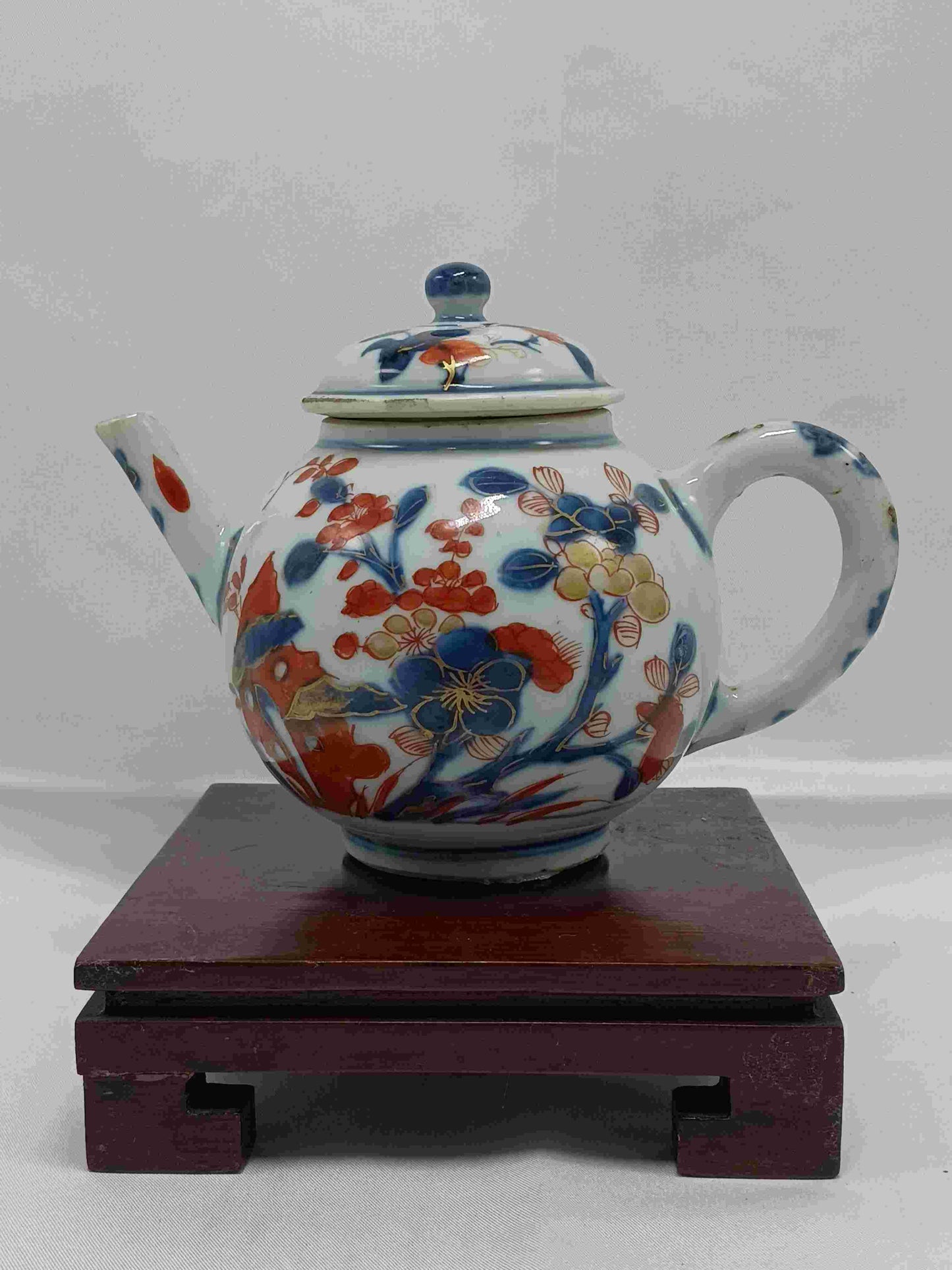 Qing Dynasty Kangxi blue and white gold alum red color (Chinese Imari) travertine flower pattern teapot 1662-1722 (2406100)