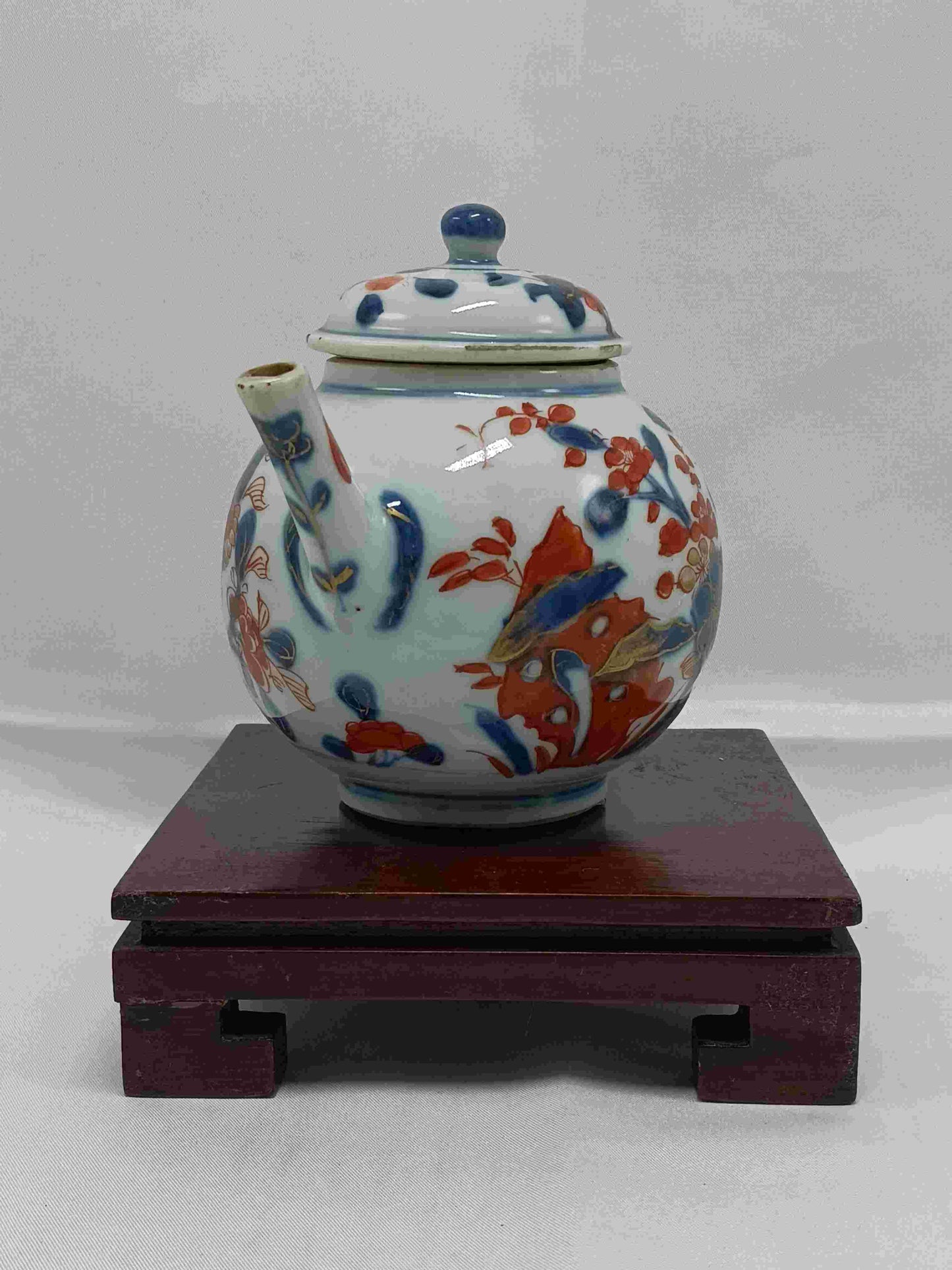 Qing Dynasty Kangxi blue and white gold alum red color (Chinese Imari) travertine flower pattern teapot 1662-1722 (2406100)