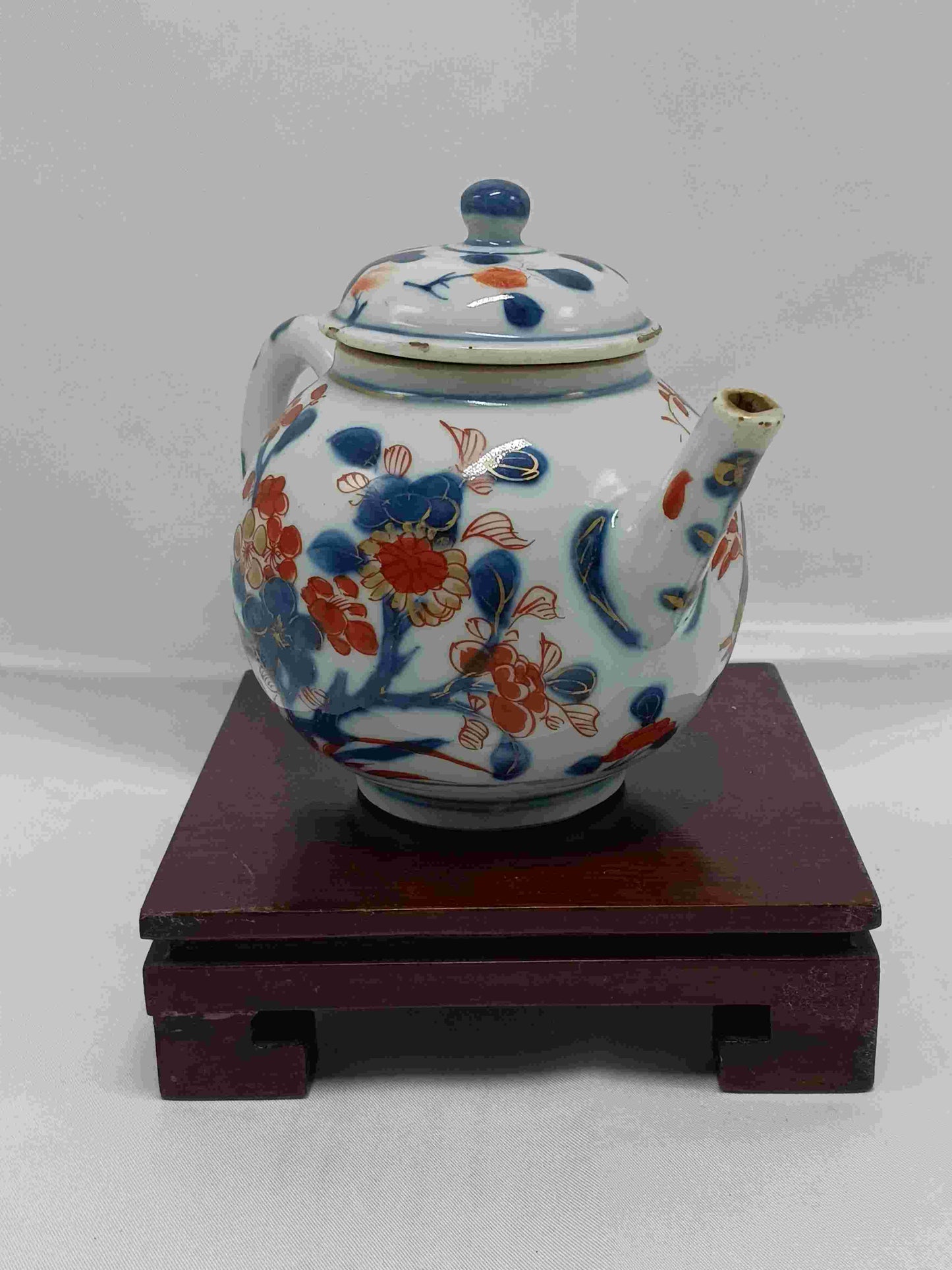 Qing Dynasty Kangxi blue and white gold alum red color (Chinese Imari) travertine flower pattern teapot 1662-1722 (2406100)