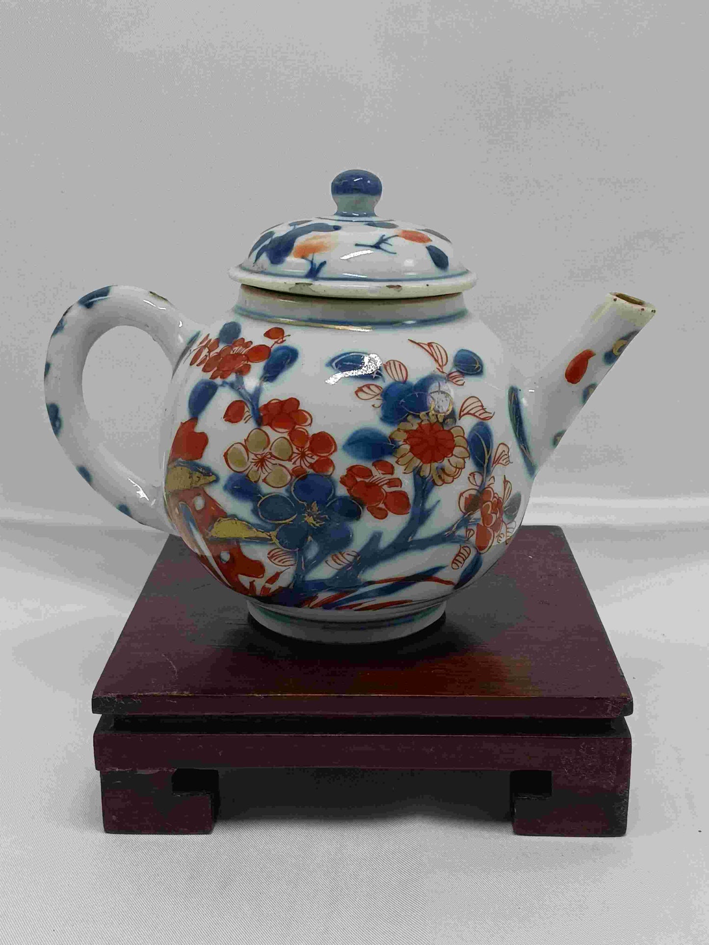 Qing Dynasty Kangxi blue and white gold alum red color (Chinese Imari) travertine flower pattern teapot 1662-1722 (2406100)