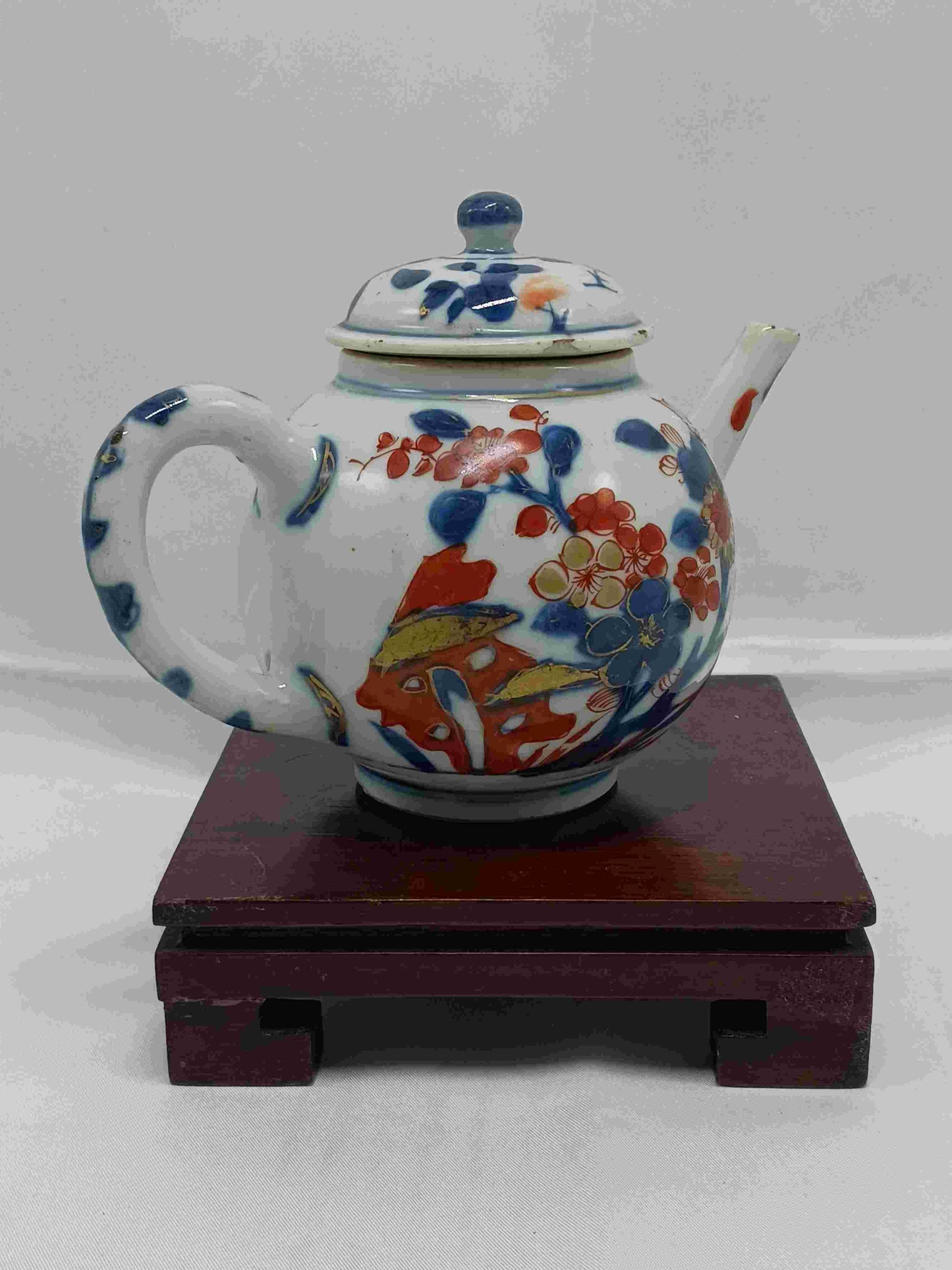 Qing Dynasty Kangxi blue and white gold alum red color (Chinese Imari) travertine flower pattern teapot 1662-1722 (2406100)