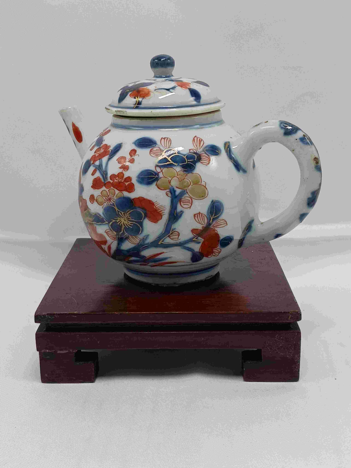 Qing Dynasty Kangxi blue and white gold alum red color (Chinese Imari) travertine flower pattern teapot 1662-1722 (2406100)