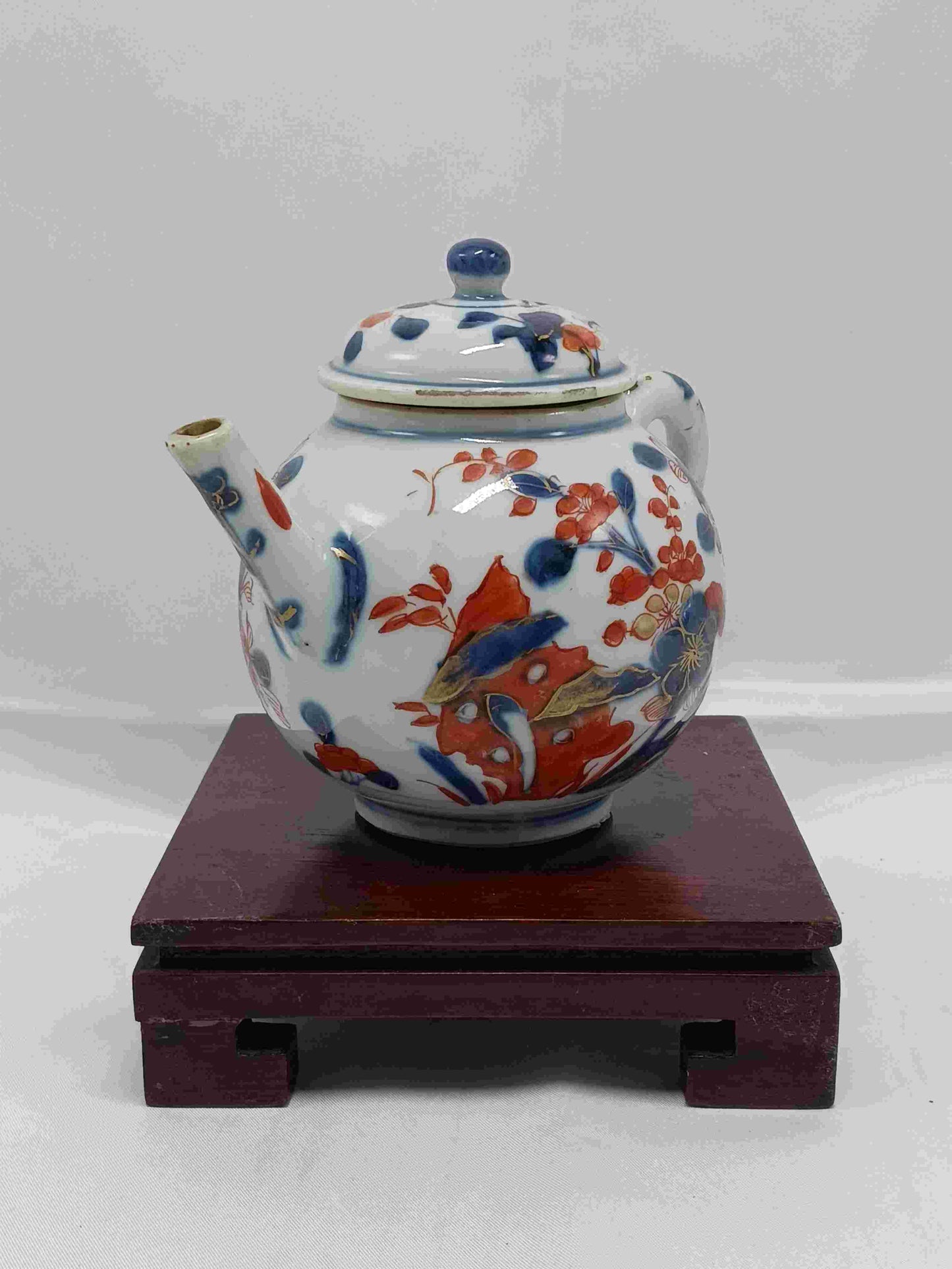 Qing Dynasty Kangxi blue and white gold alum red color (Chinese Imari) travertine flower pattern teapot 1662-1722 (2406100)