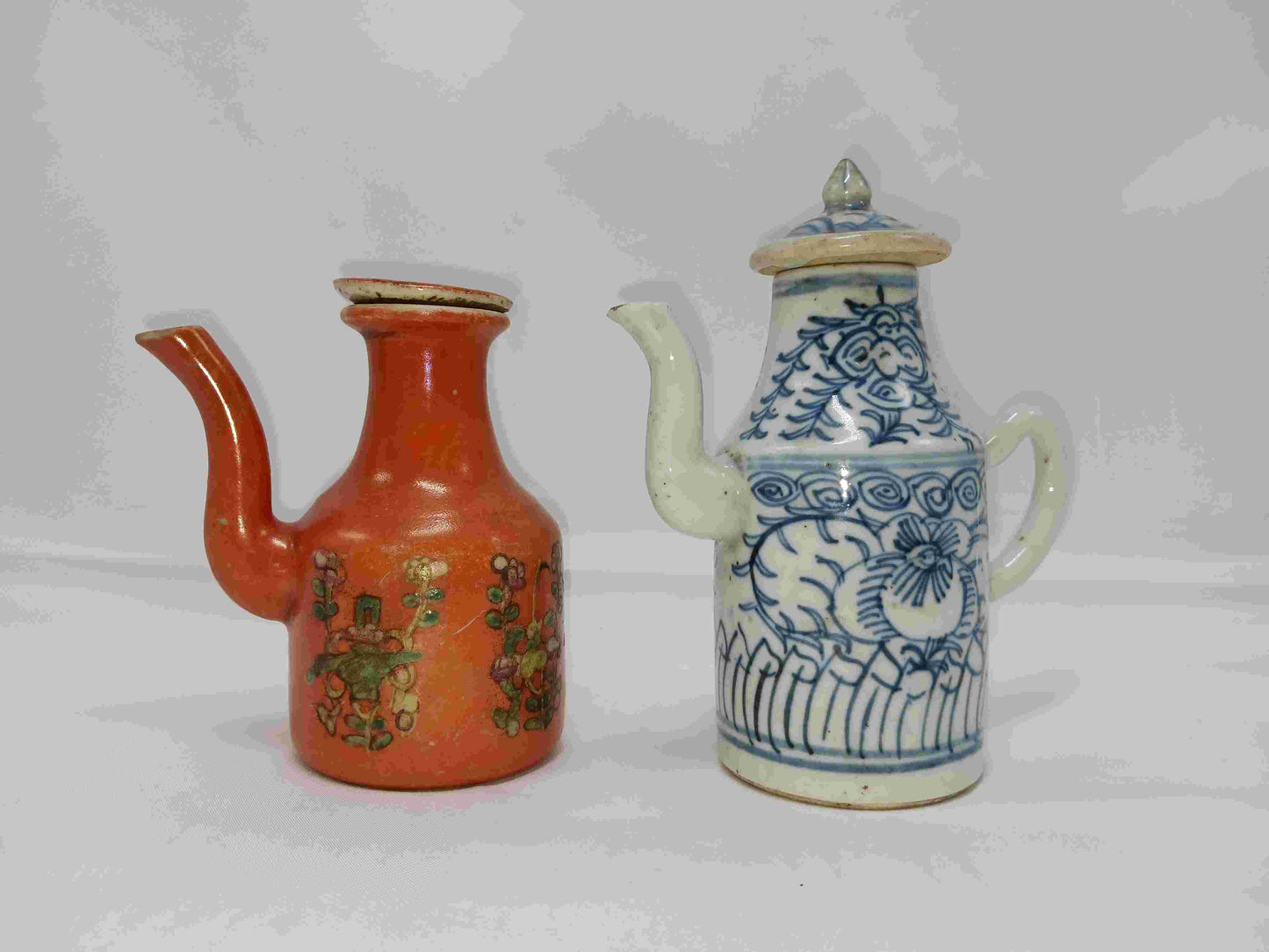 Mid-Qing Dynasty blue and white intertwining flower pattern and late Qing coral red wine pot with floral pattern (2406101)