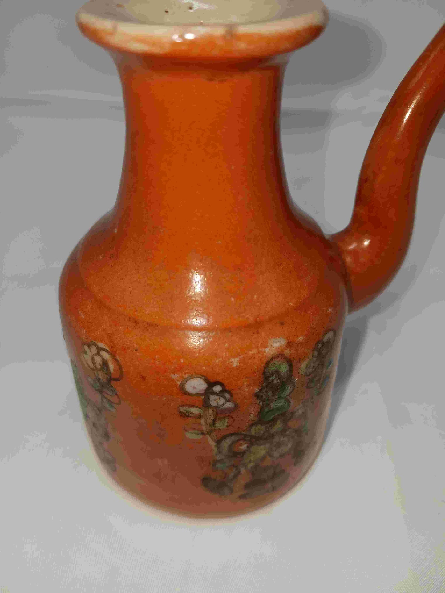 Mid-Qing Dynasty blue and white intertwining flower pattern and late Qing coral red wine pot with floral pattern (2406101)