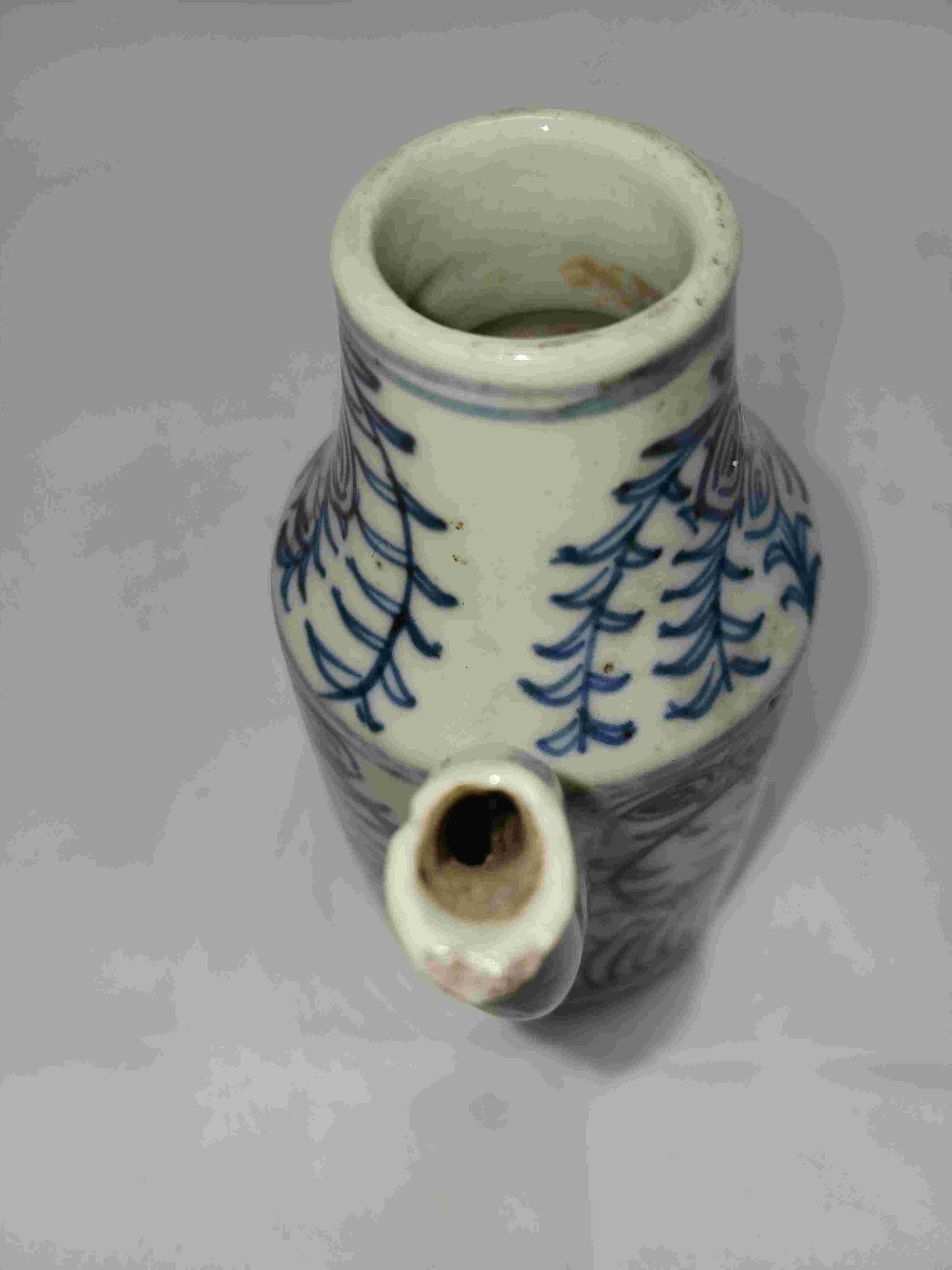 Mid-Qing Dynasty blue and white intertwining flower pattern and late Qing coral red wine pot with floral pattern (2406101)