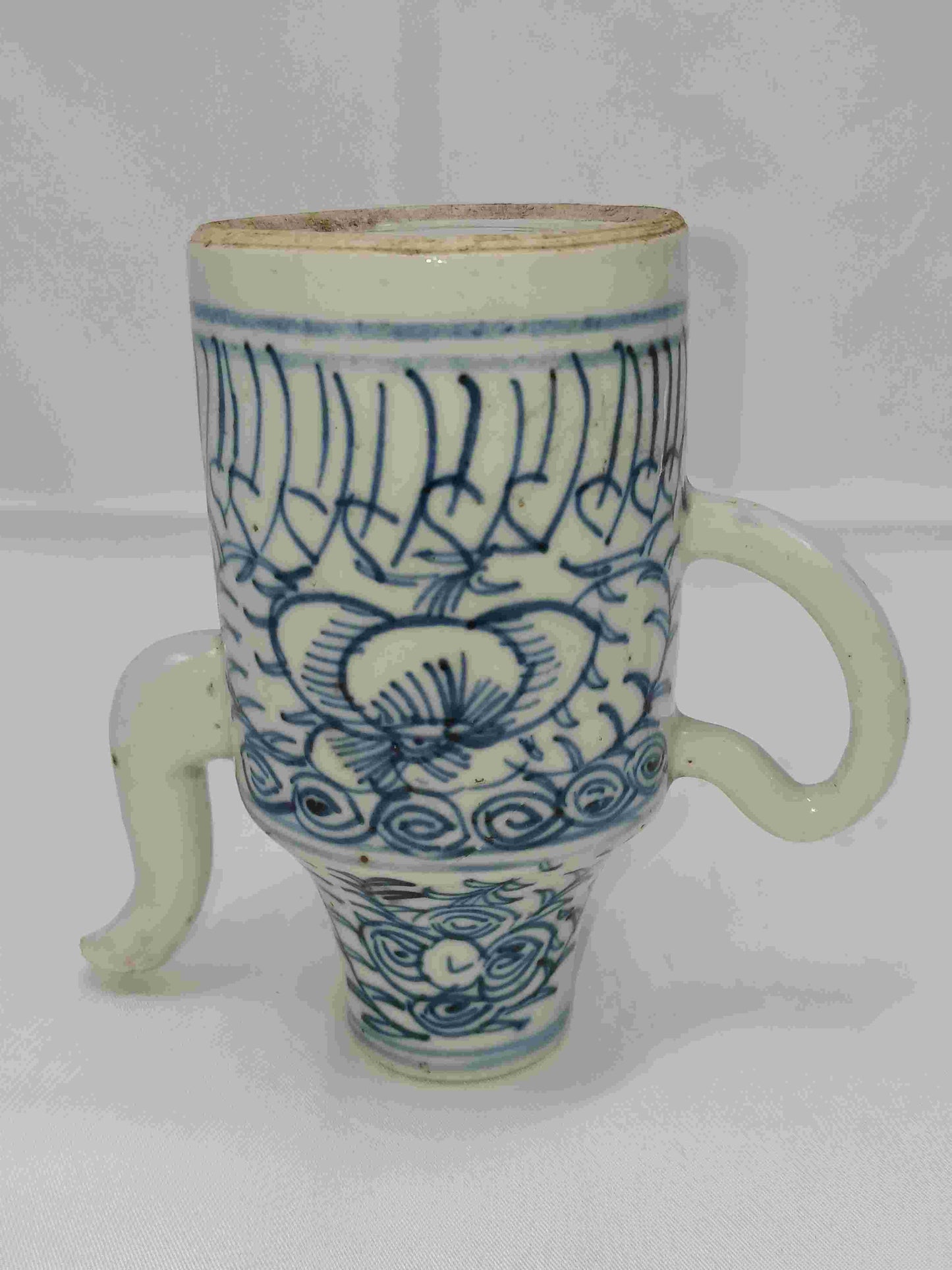 Mid-Qing Dynasty blue and white intertwining flower pattern and late Qing coral red wine pot with floral pattern (2406101)