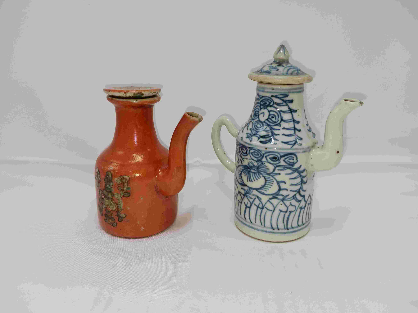 Mid-Qing Dynasty blue and white intertwining flower pattern and late Qing coral red wine pot with floral pattern (2406101)