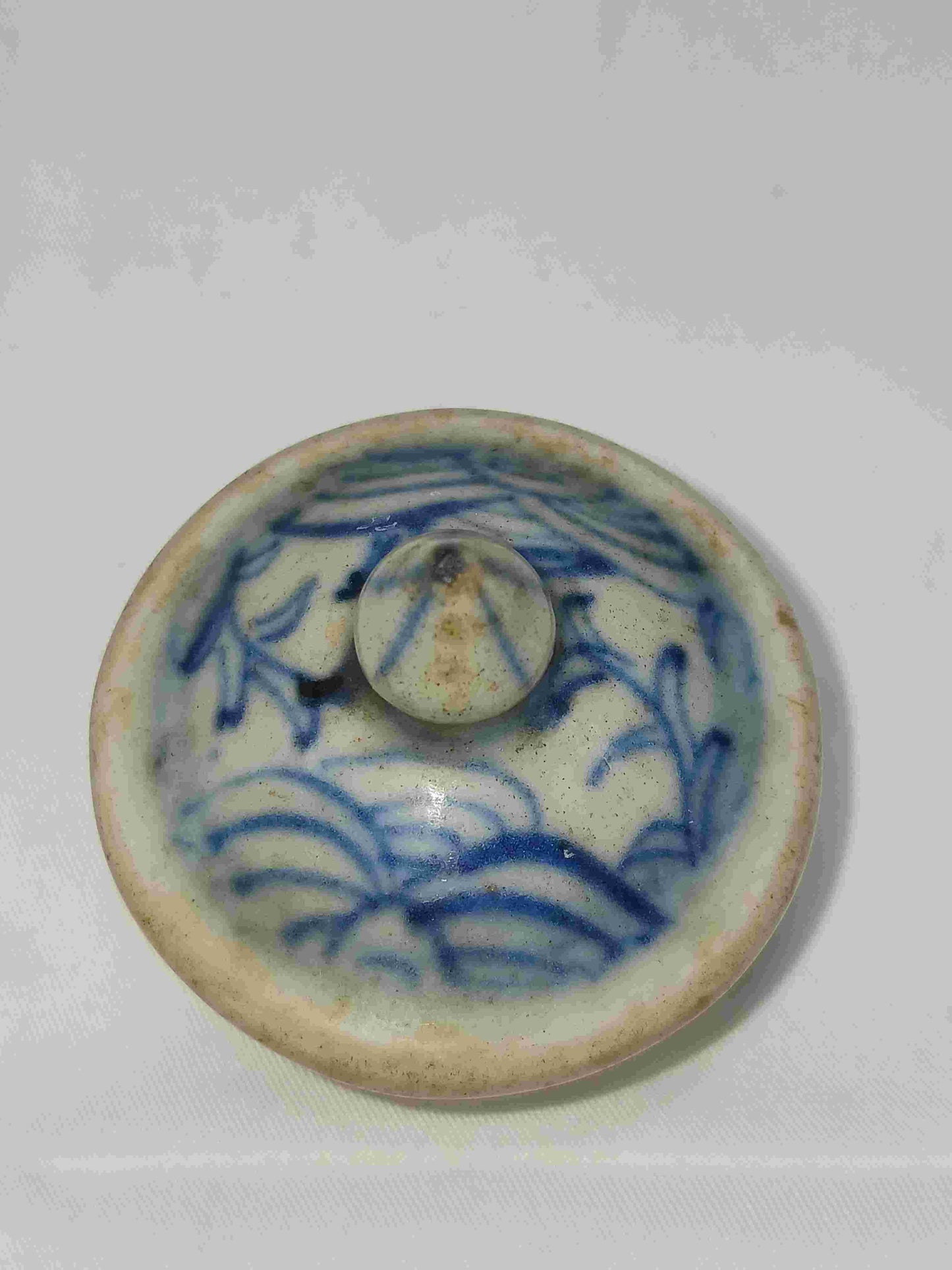 Mid-Qing Dynasty blue and white intertwining flower pattern and late Qing coral red wine pot with floral pattern (2406101)