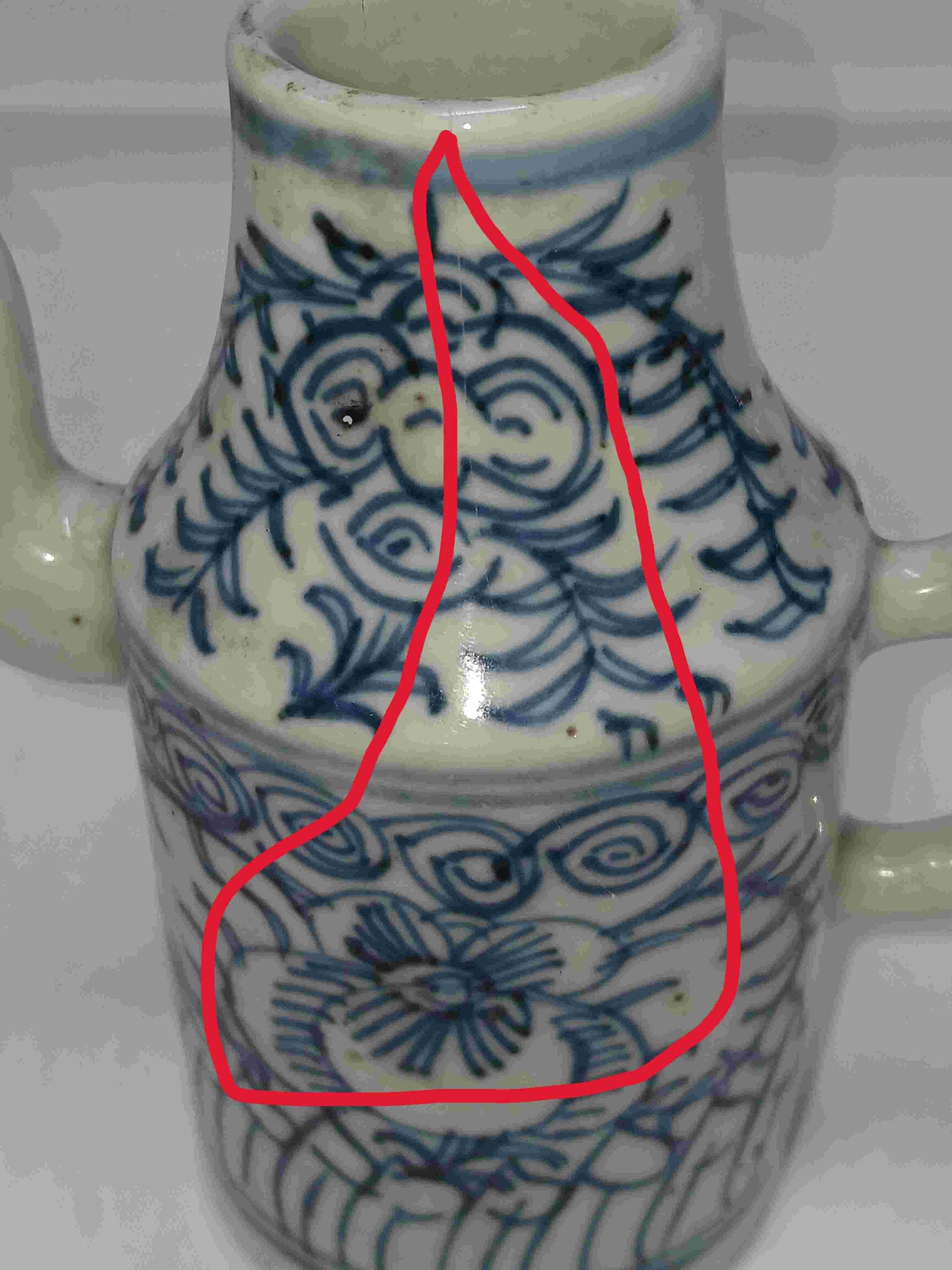 Mid-Qing Dynasty blue and white intertwining flower pattern and late Qing coral red wine pot with floral pattern (2406101)