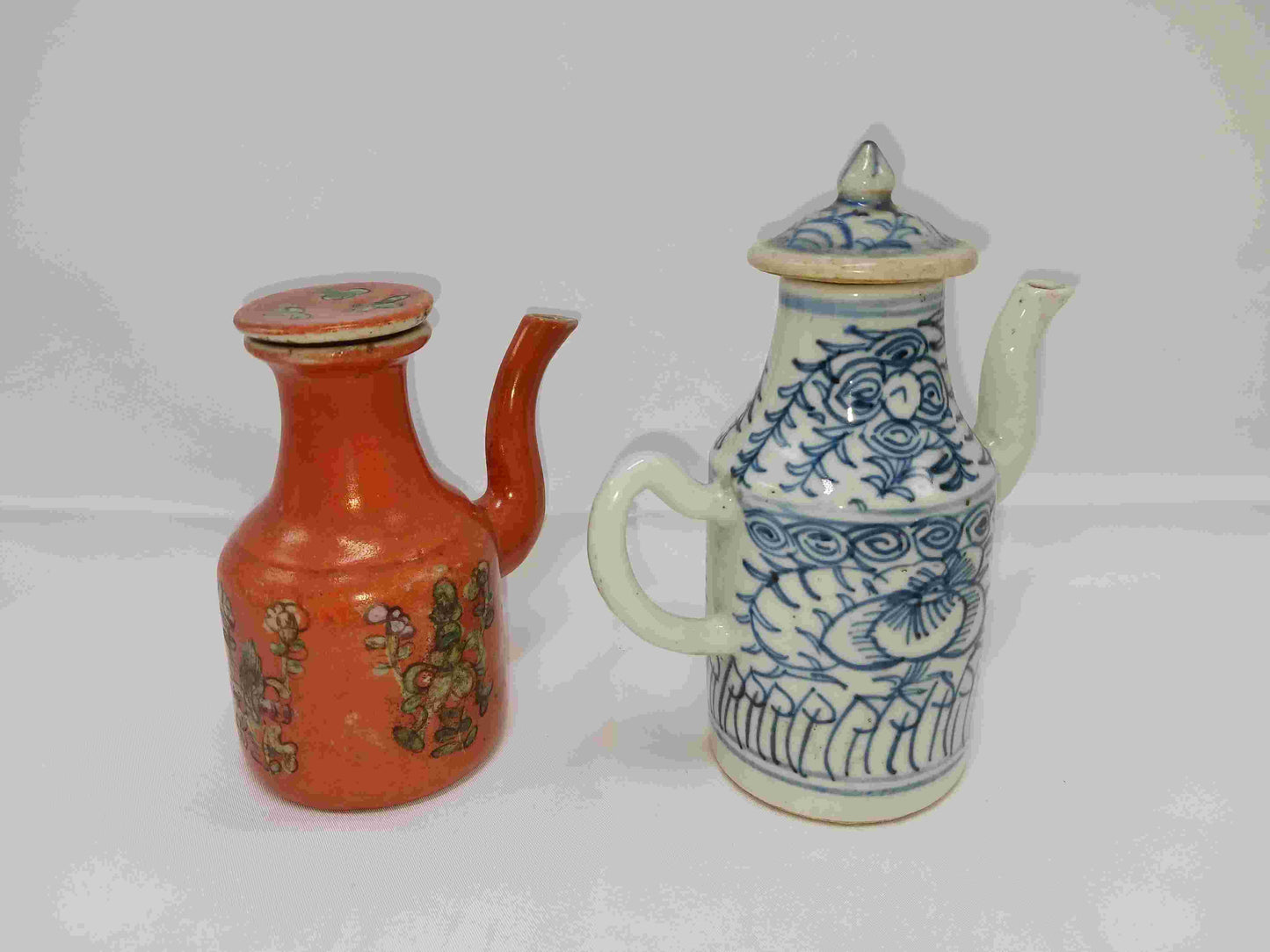 Mid-Qing Dynasty blue and white intertwining flower pattern and late Qing coral red wine pot with floral pattern (2406101)