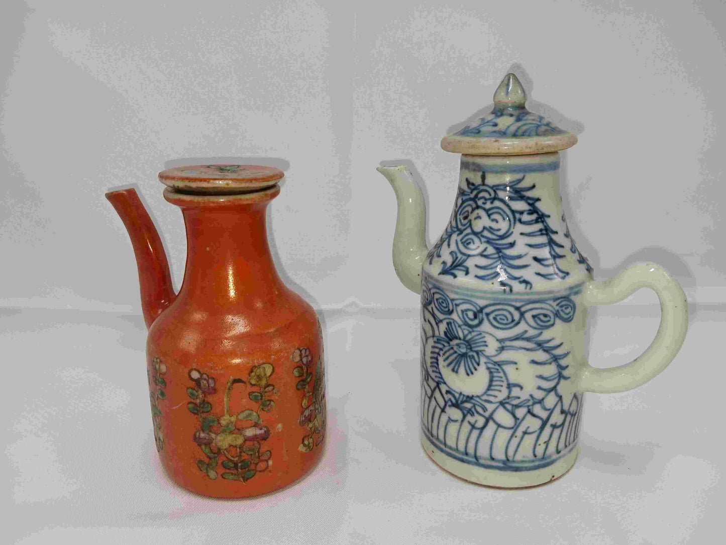 Mid-Qing Dynasty blue and white intertwining flower pattern and late Qing coral red wine pot with floral pattern (2406101)