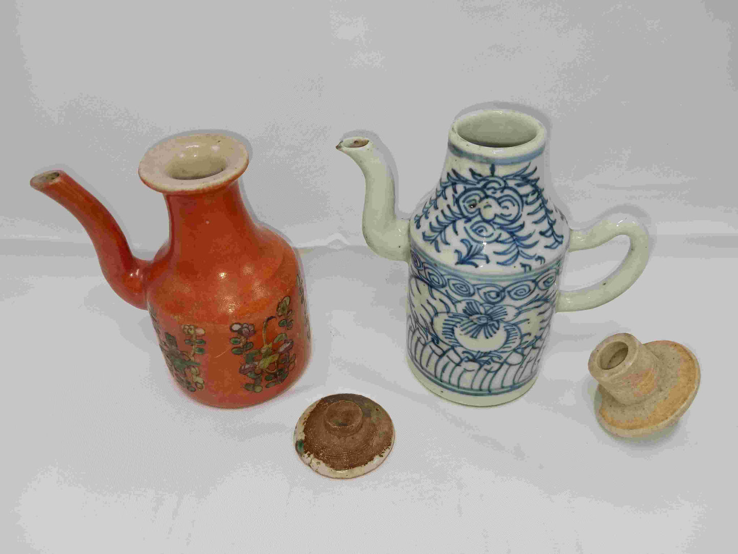 Mid-Qing Dynasty blue and white intertwining flower pattern and late Qing coral red wine pot with floral pattern (2406101)