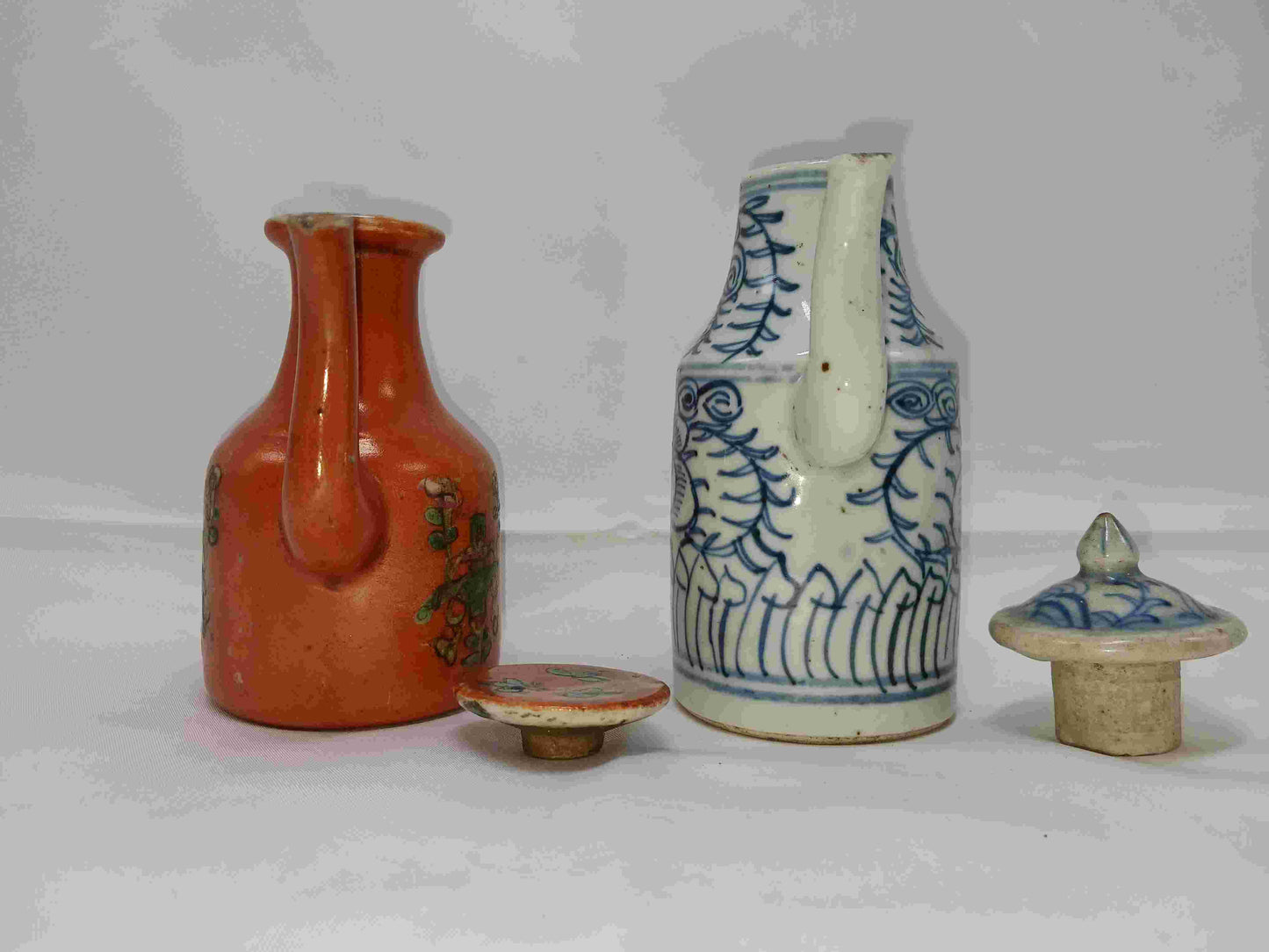 Mid-Qing Dynasty blue and white intertwining flower pattern and late Qing coral red wine pot with floral pattern (2406101)